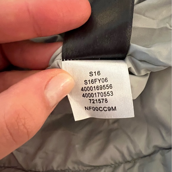 North Face Silver Gray Puffer Vest M - Picture 6 of 7